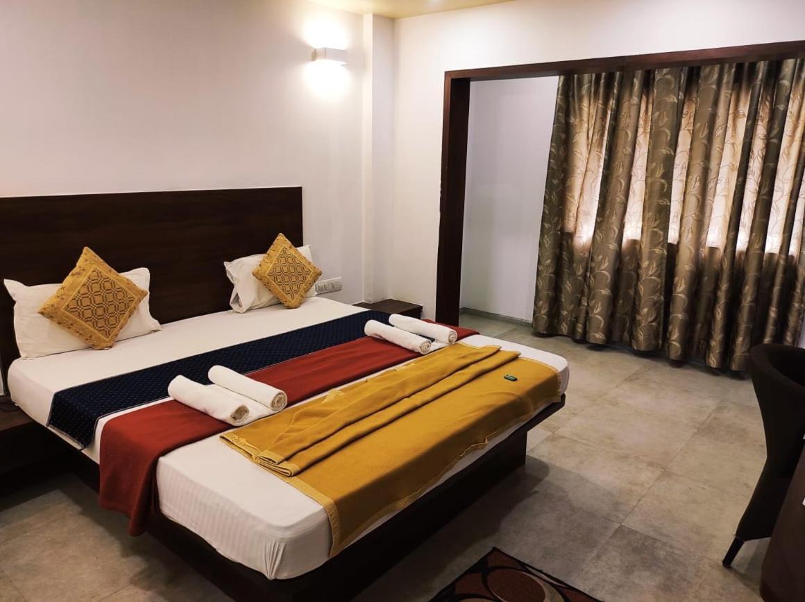 Hotel Manasi Inn Сатара Екстер'єр фото