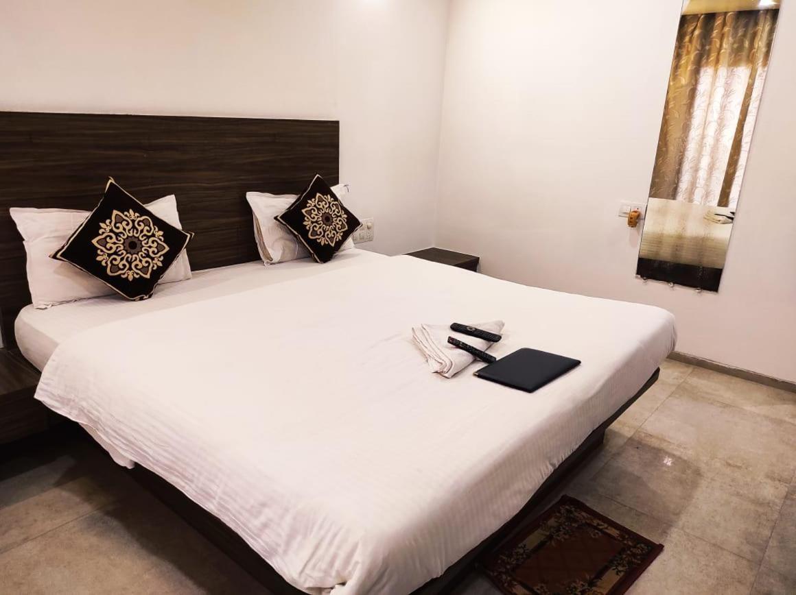 Hotel Manasi Inn Сатара Екстер'єр фото
