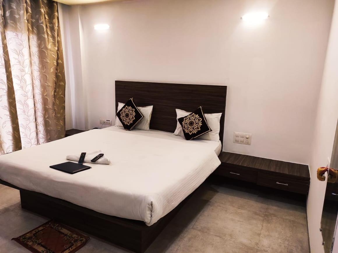 Hotel Manasi Inn Сатара Екстер'єр фото