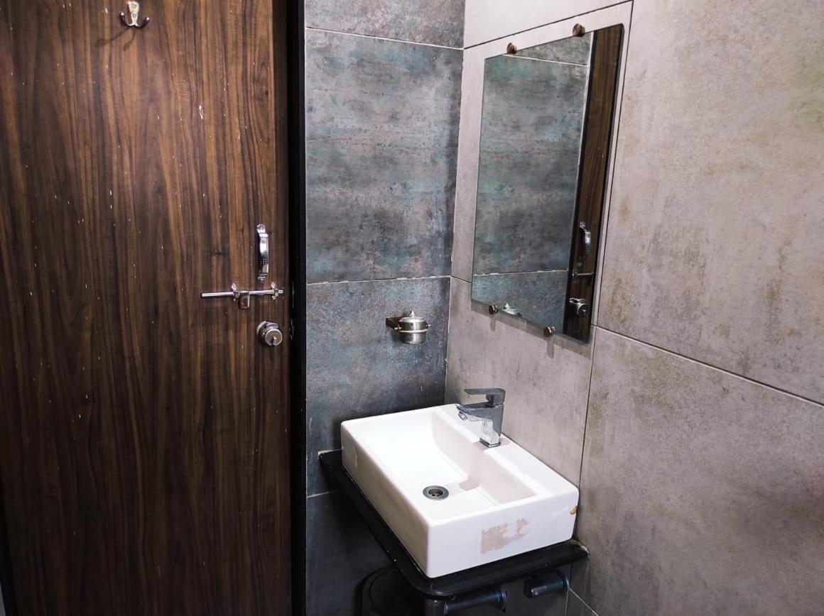 Hotel Manasi Inn Сатара Екстер'єр фото