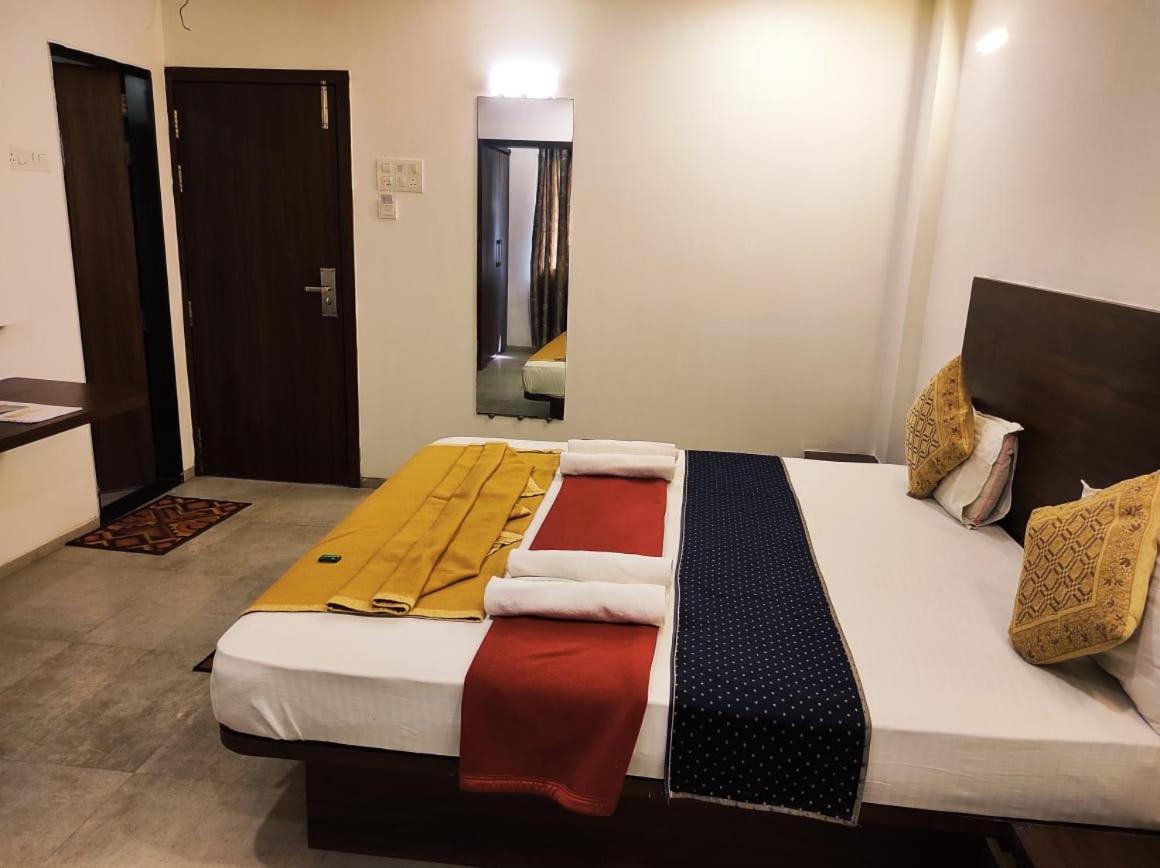 Hotel Manasi Inn Сатара Екстер'єр фото