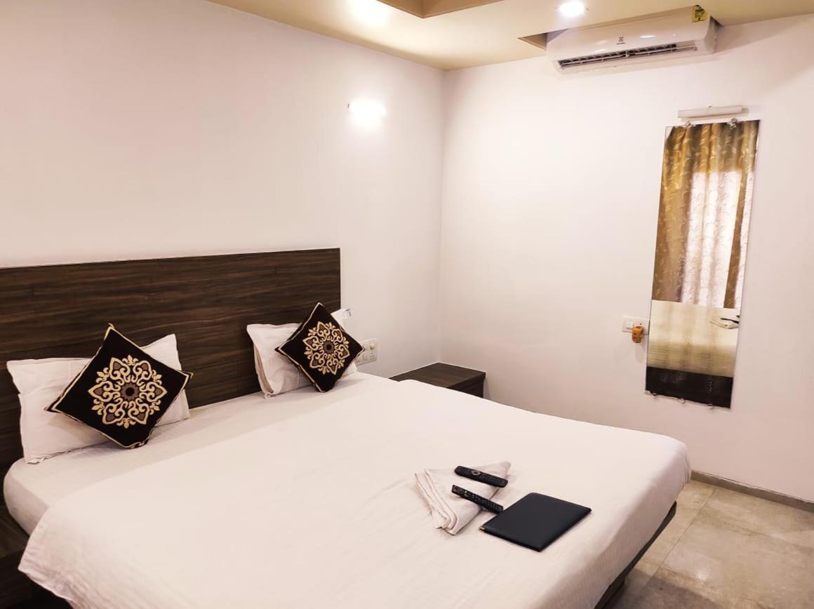 Hotel Manasi Inn Сатара Екстер'єр фото