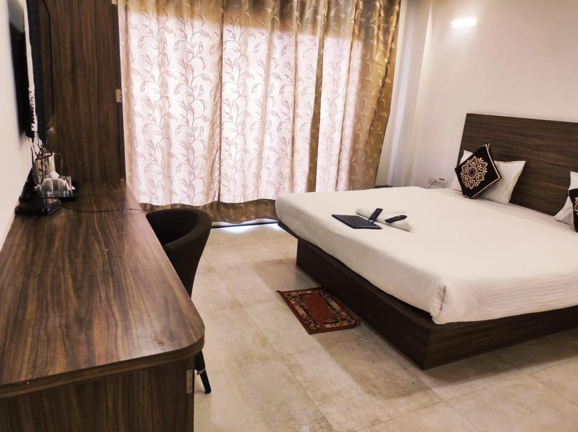 Hotel Manasi Inn Сатара Екстер'єр фото