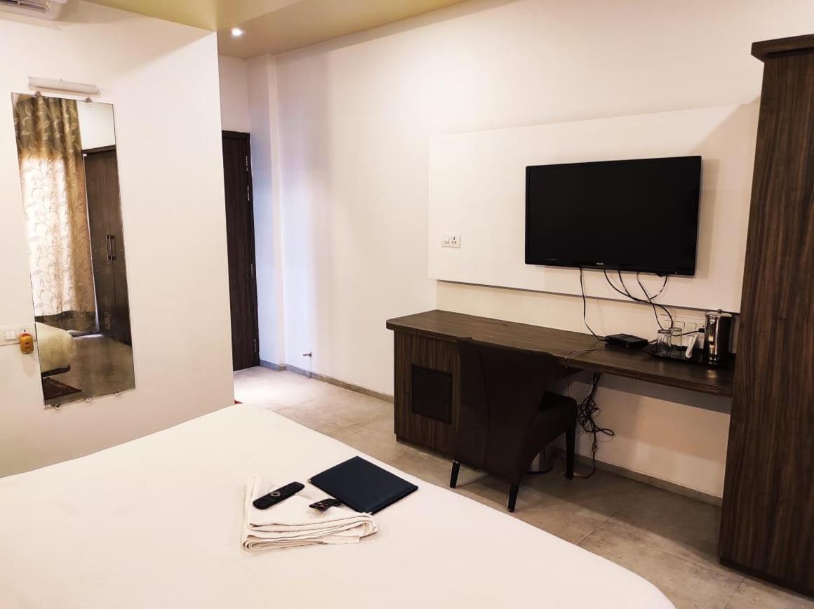 Hotel Manasi Inn Сатара Екстер'єр фото