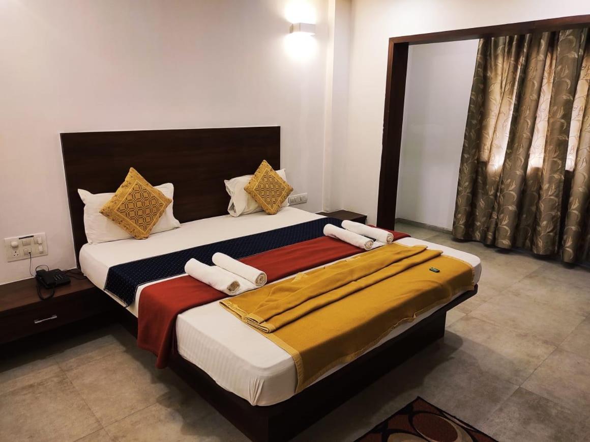 Hotel Manasi Inn Сатара Екстер'єр фото