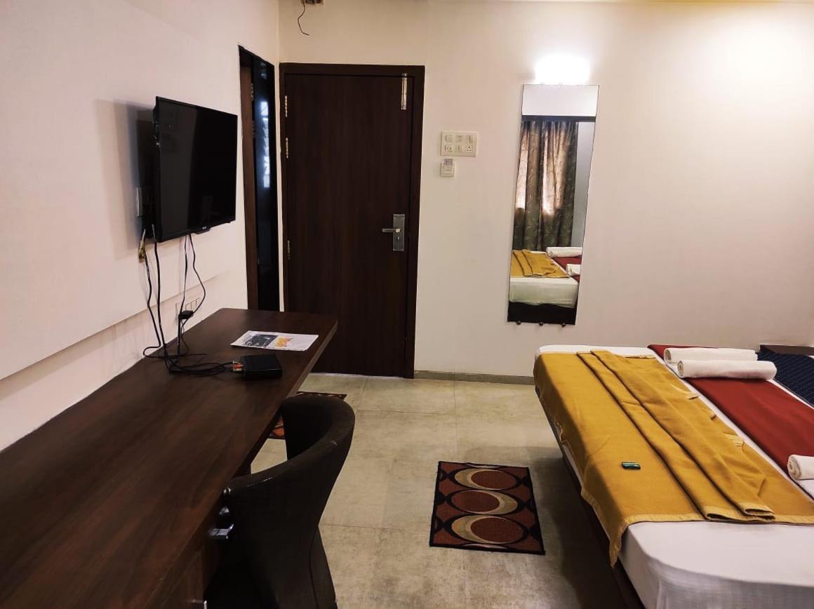 Hotel Manasi Inn Сатара Екстер'єр фото