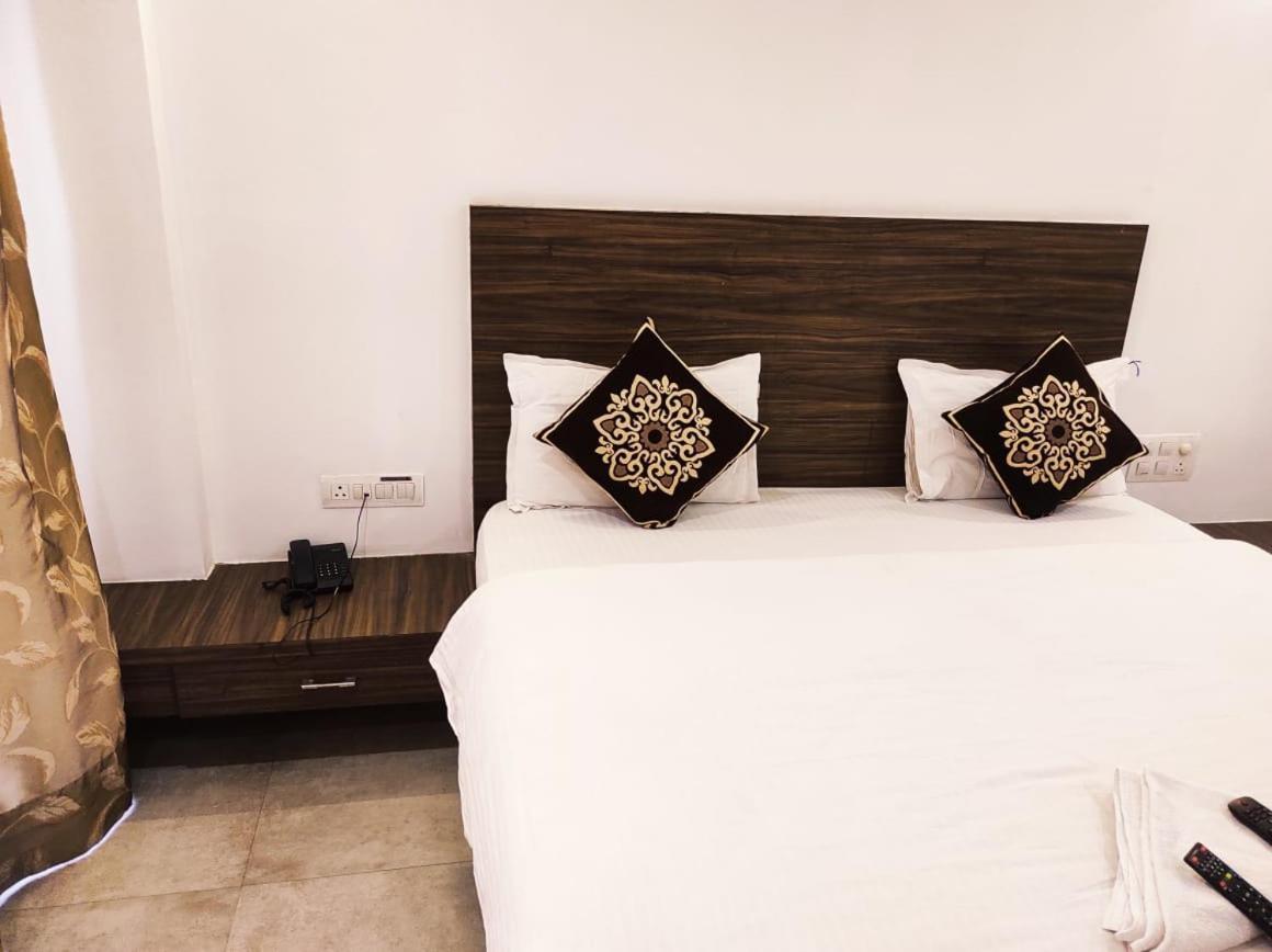 Hotel Manasi Inn Сатара Екстер'єр фото