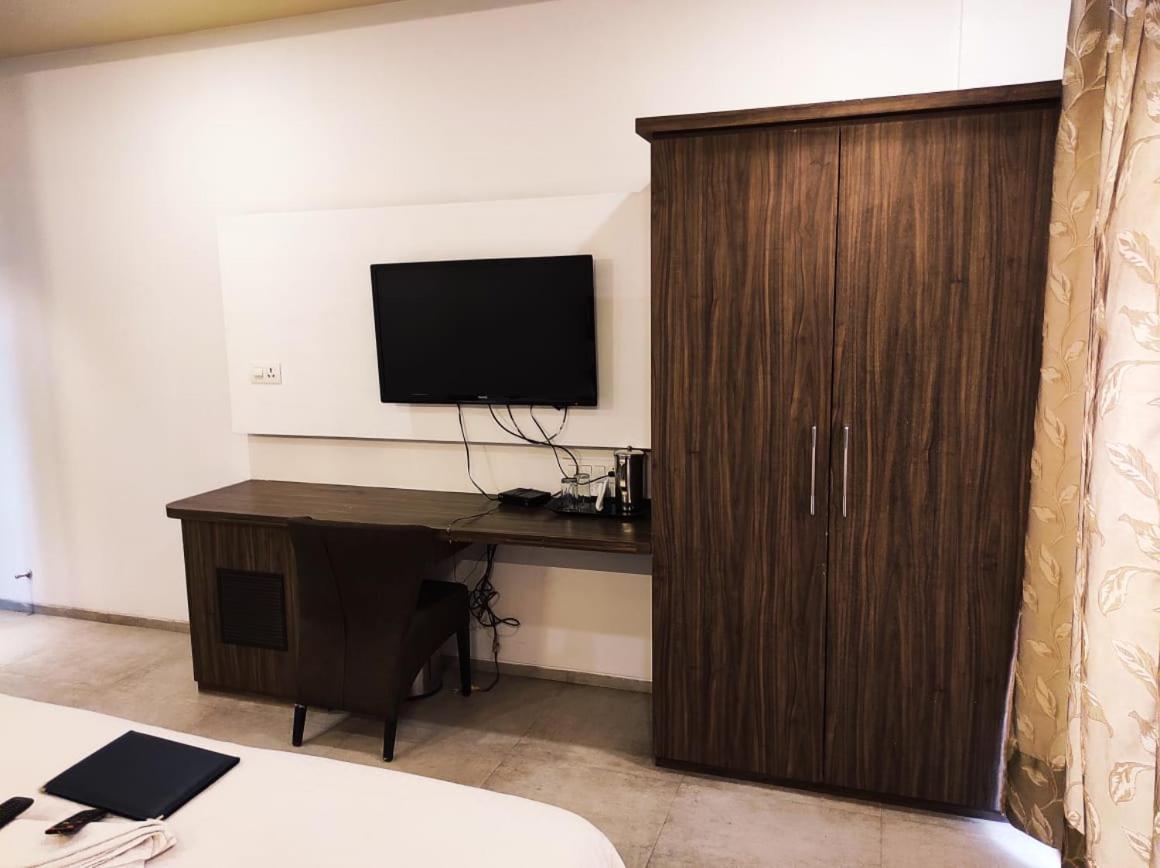 Hotel Manasi Inn Сатара Екстер'єр фото
