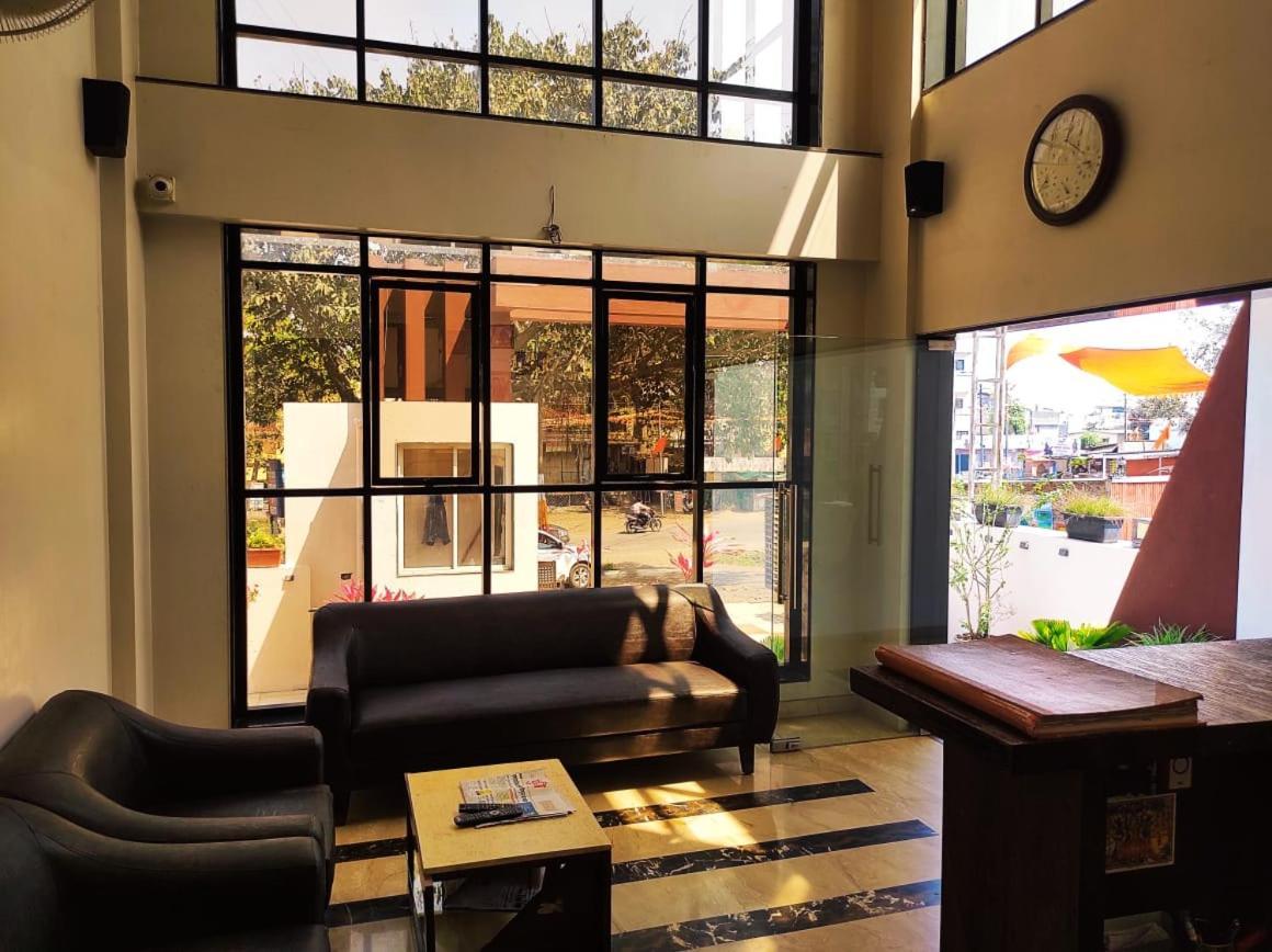 Hotel Manasi Inn Сатара Екстер'єр фото
