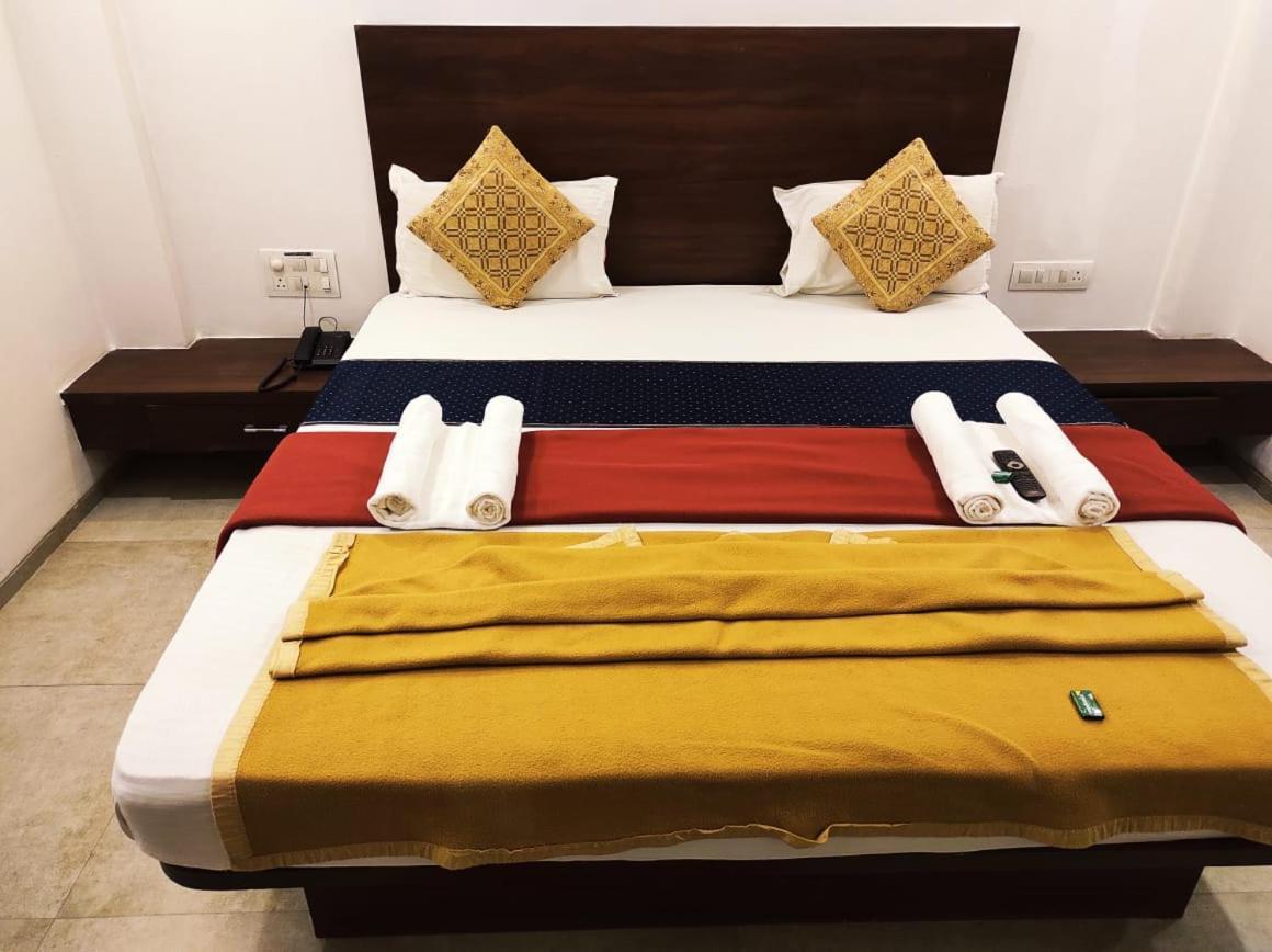 Hotel Manasi Inn Сатара Екстер'єр фото