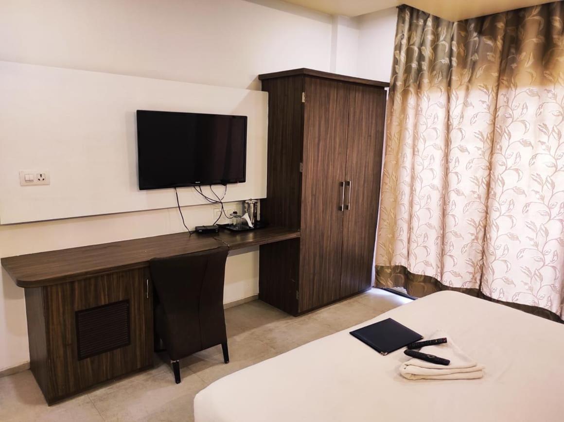 Hotel Manasi Inn Сатара Екстер'єр фото