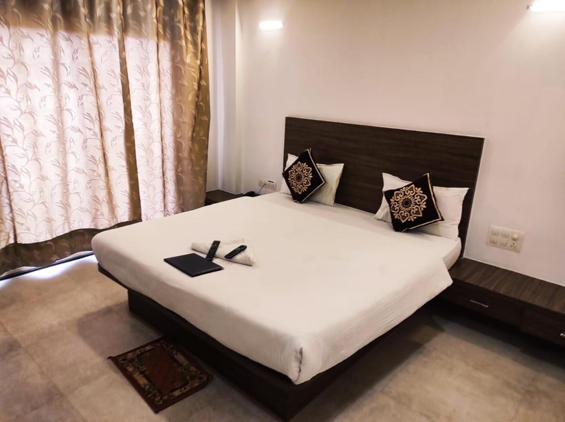 Hotel Manasi Inn Сатара Екстер'єр фото