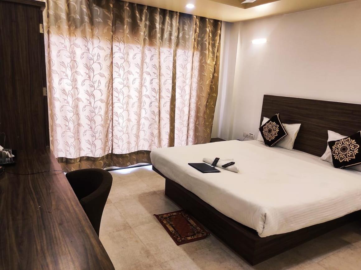 Hotel Manasi Inn Сатара Екстер'єр фото